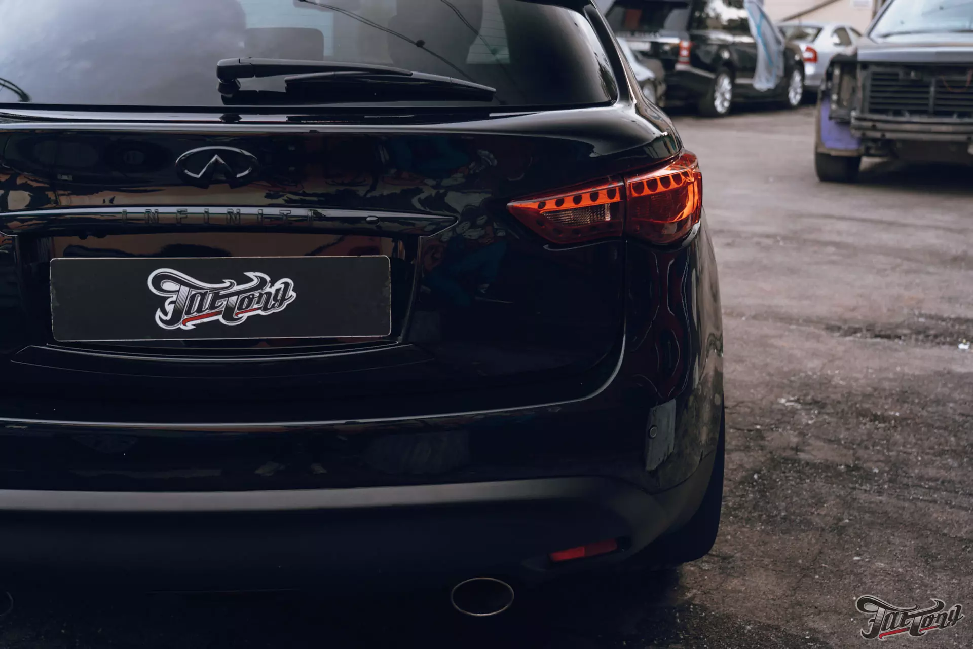 Infiniti QX70. Полировка кузова+керамика. Мойка подкапотного пространства. Химчистка салона. Окрас дисков